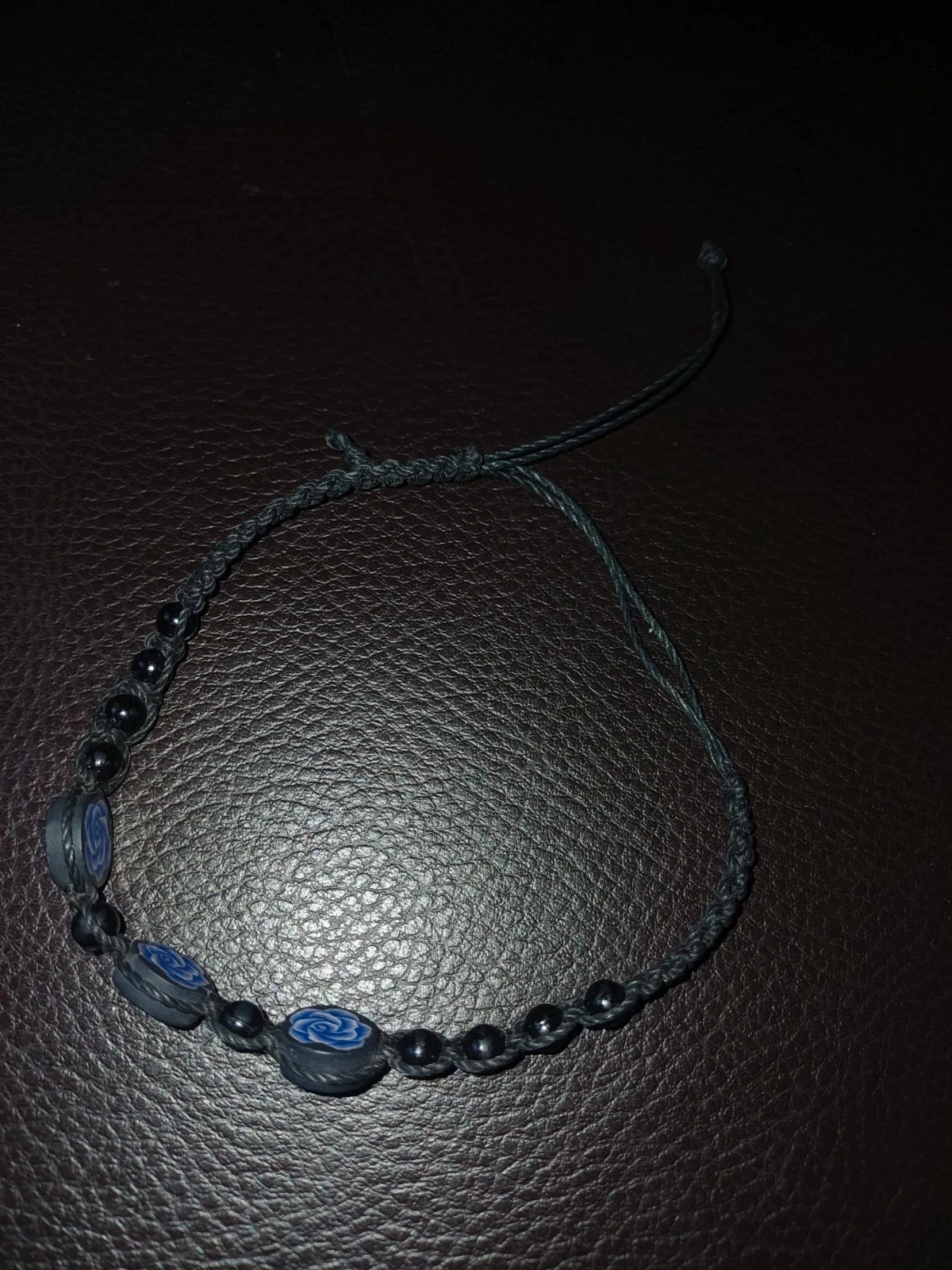 Pulseira ajustável preta com 3 contas de madeira e flores – photo 3